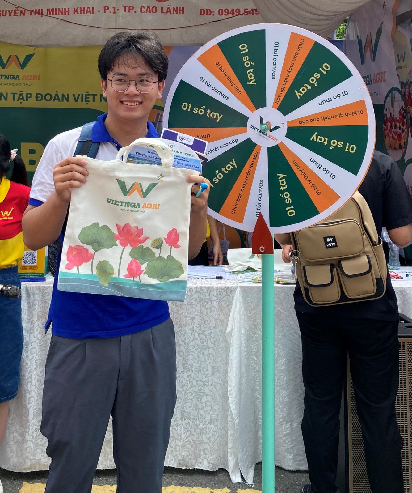 sinh viên chụp ảnh cùng phân bón Việt Nga