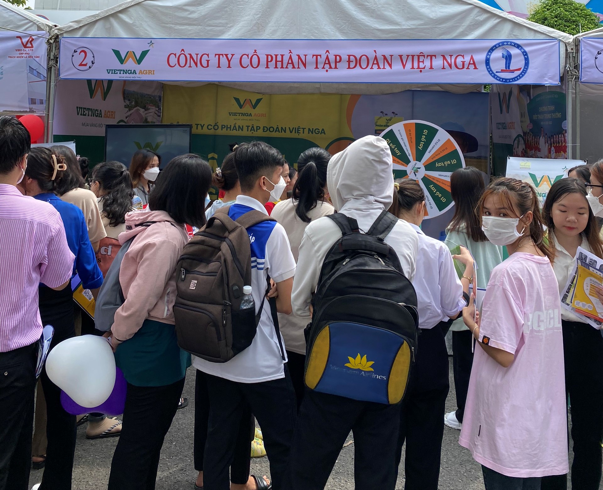 sinh viên tham gia trò chơi cùng phân bón Việt Nga