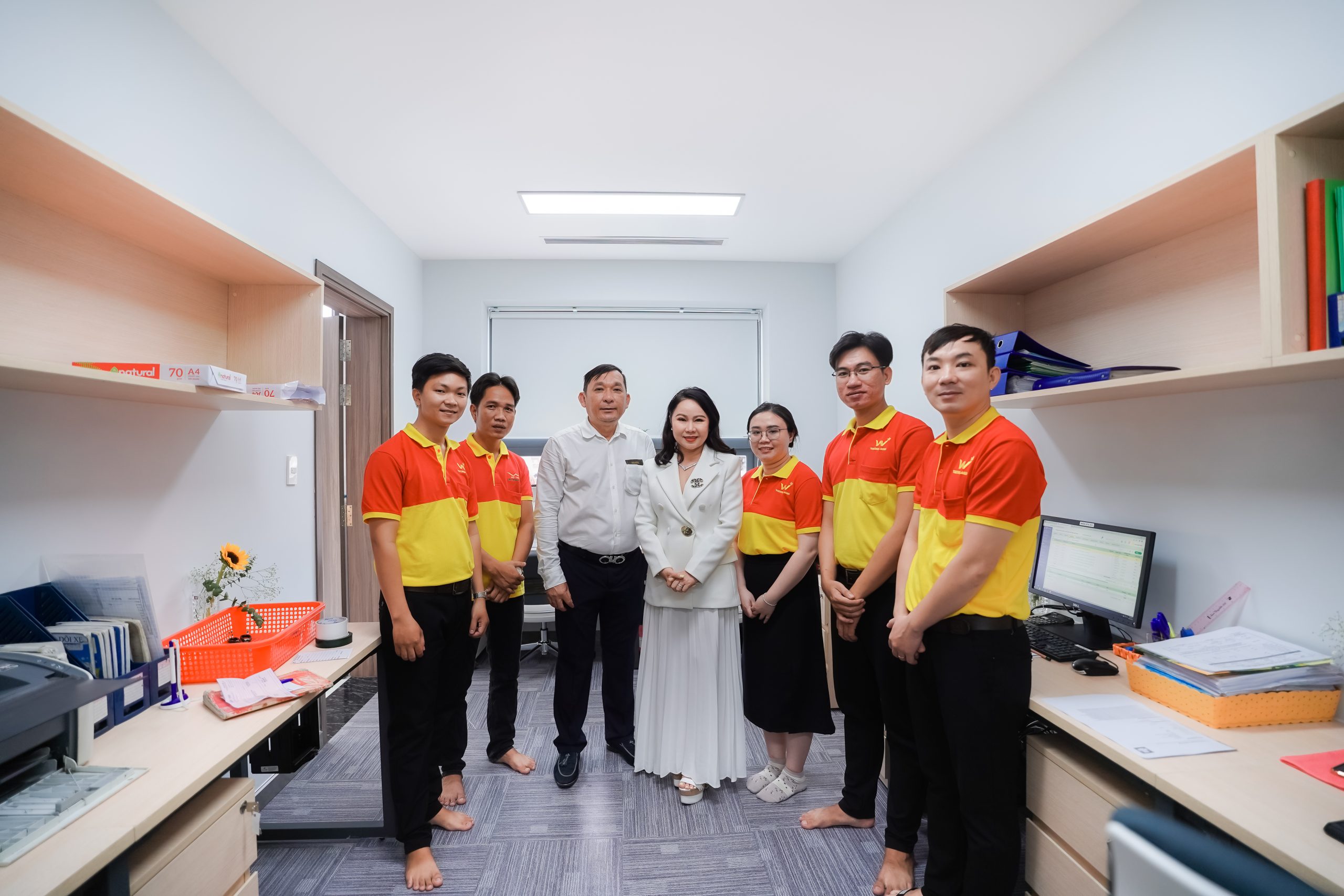 ban giám đốc cùng tập thể nhân viên điều phối - vật tư