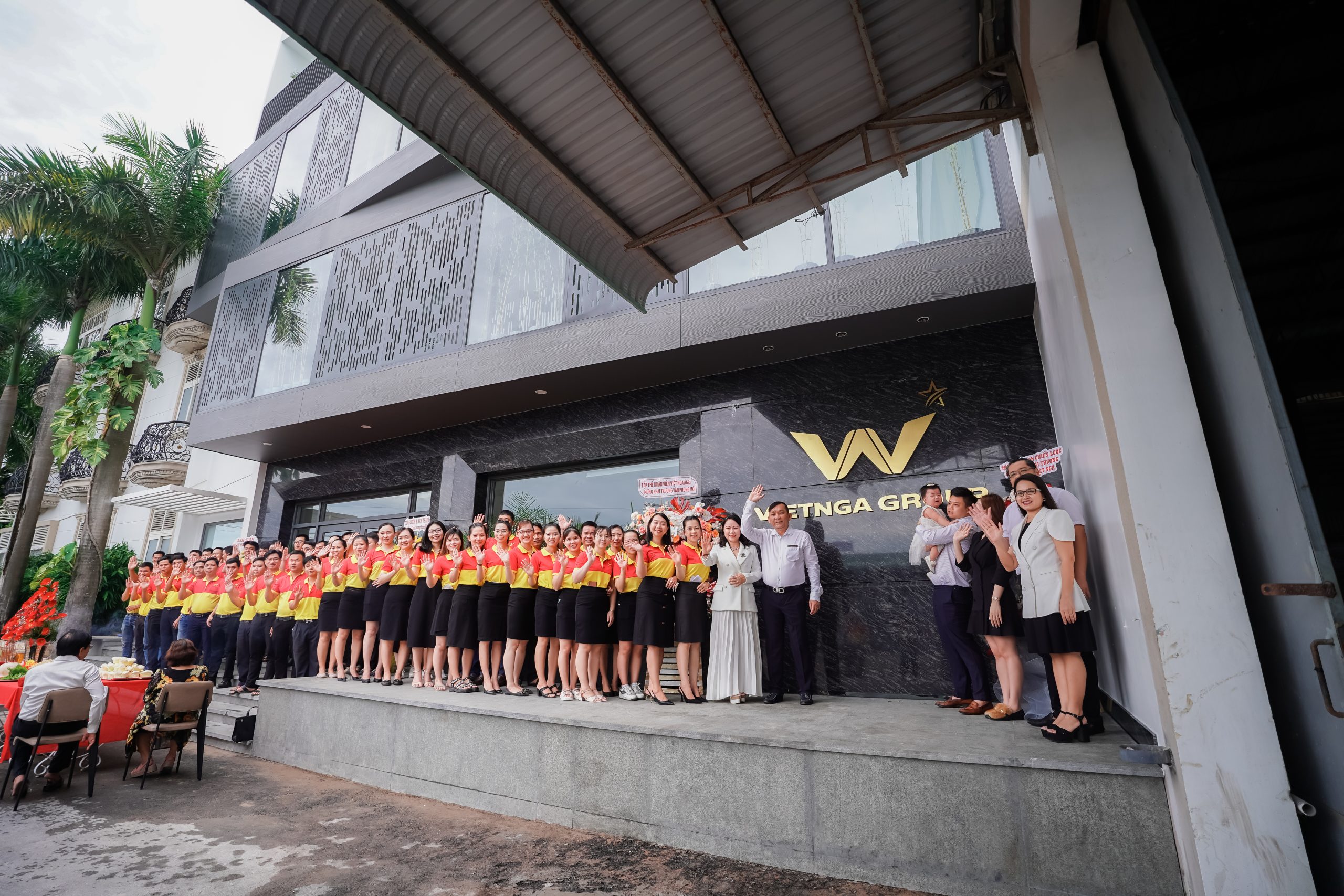 giám đốc chụp cùng tập thể nhân viên Việt Nga