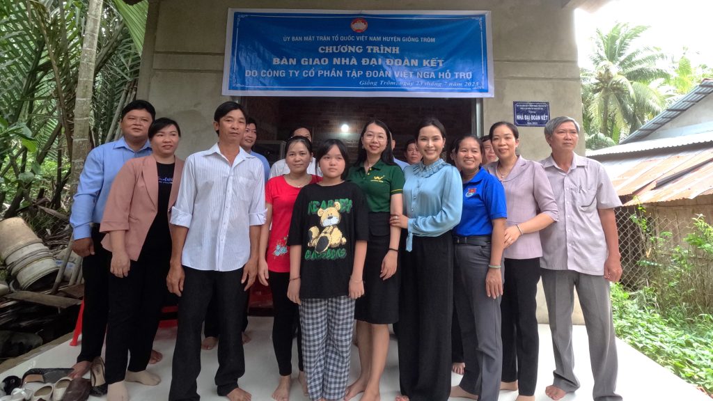 trao nhà đại đoàn kết - thiện nguyện