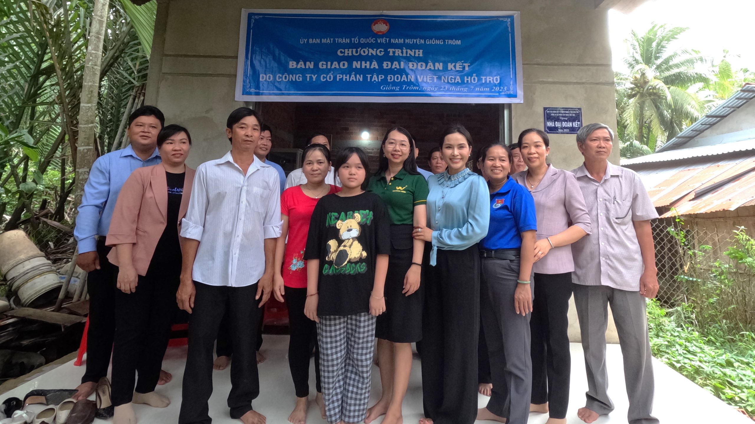 trao nhà đại đoàn kết - thiện nguyện