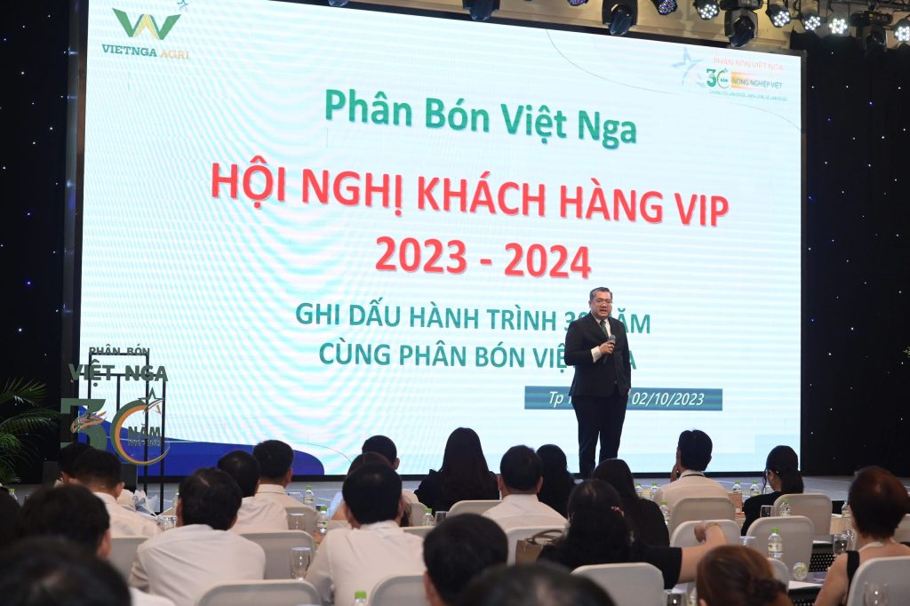 Ông Nguyễn Tú Hưng - Phó Tổng giám đốc Phân bón Việt Nga chia sẻ tình hình và góc nhìn về thị trường Phân Bón tại Hội Nghị