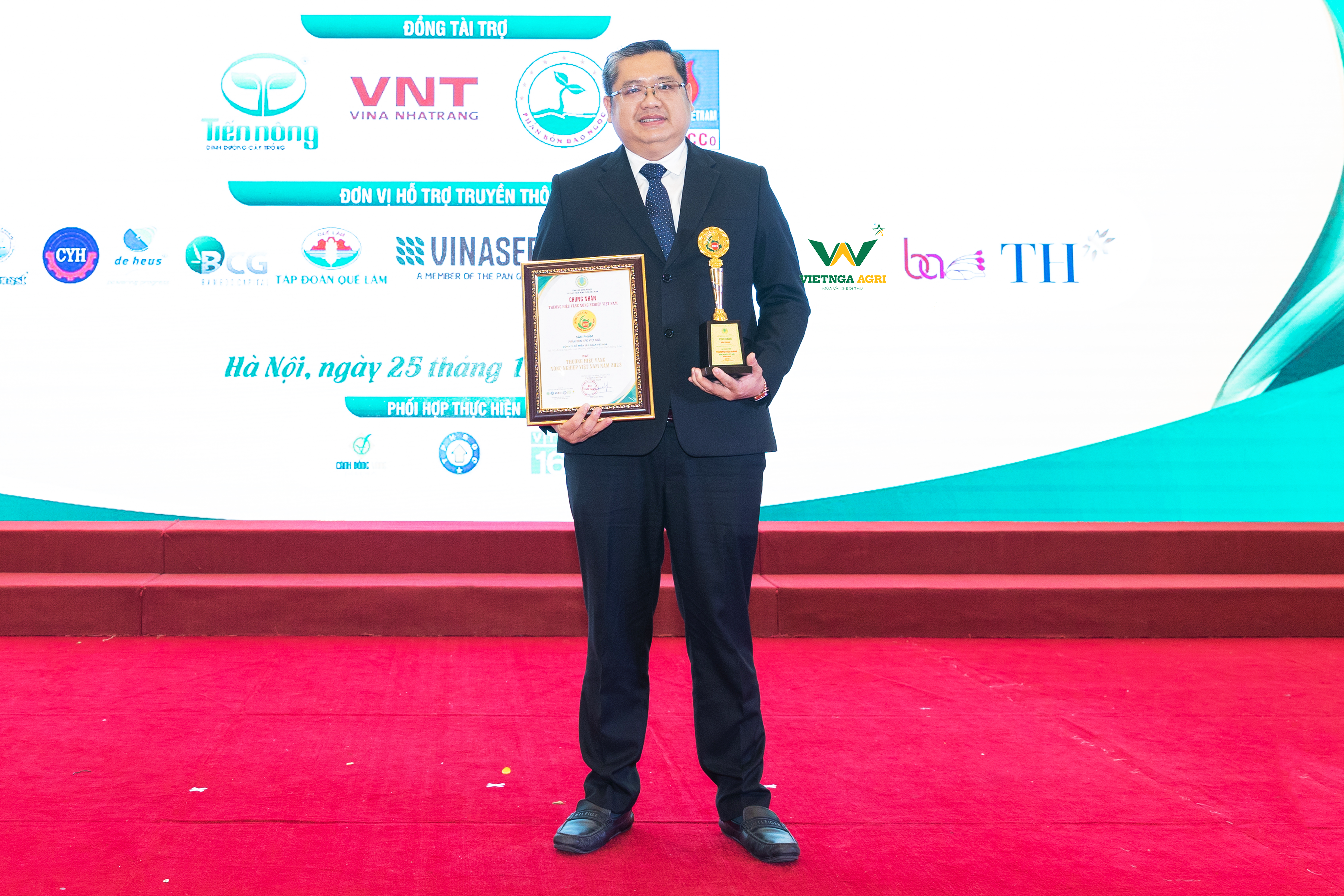 nhận giải thưởng