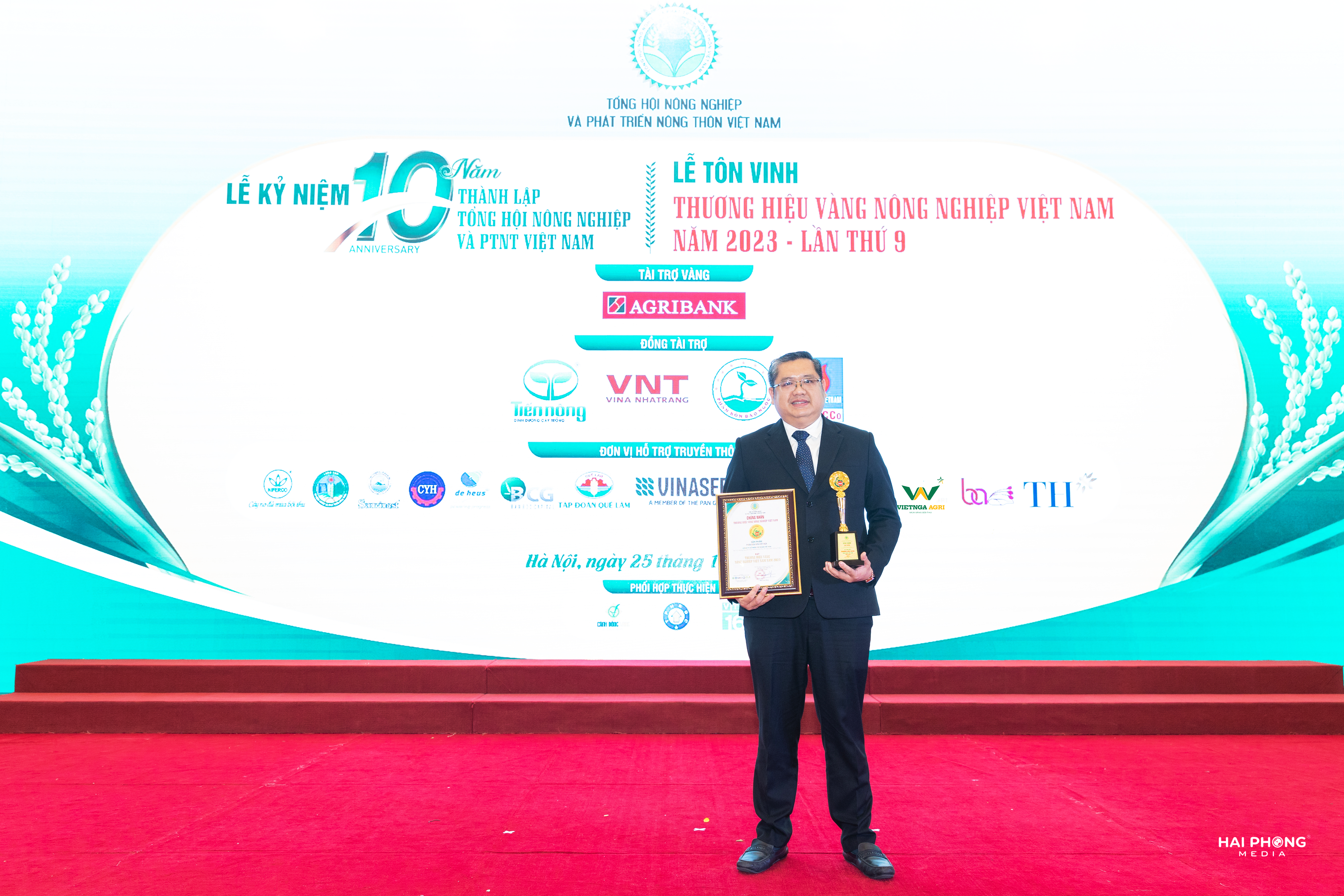 nhận giải thưởng