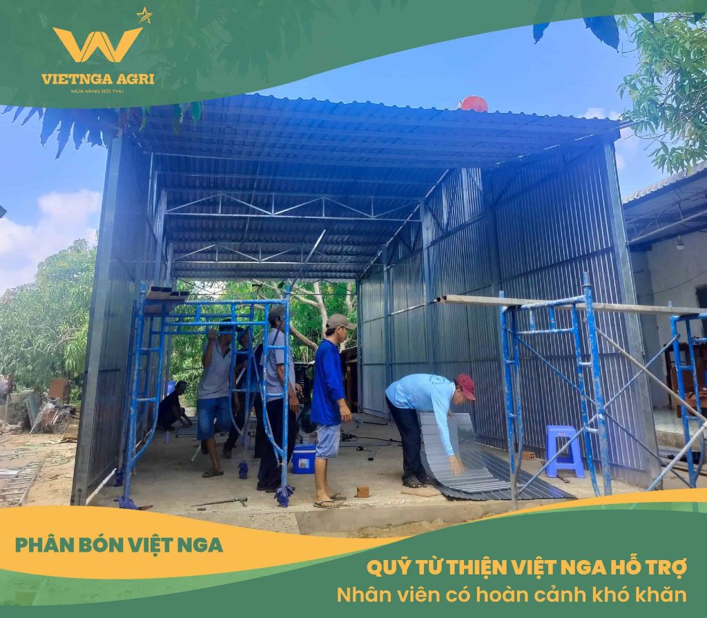 Niềm hạnh phúc trên gương mặt nhìn ngắm căn nhà đang trong quá trình xây dựng hoàn thiện